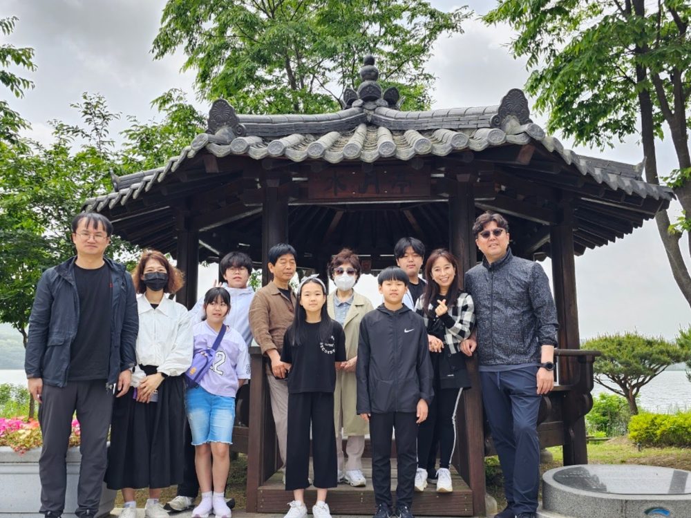 정자 앞에 함께 선 큰샘교회 가족들
