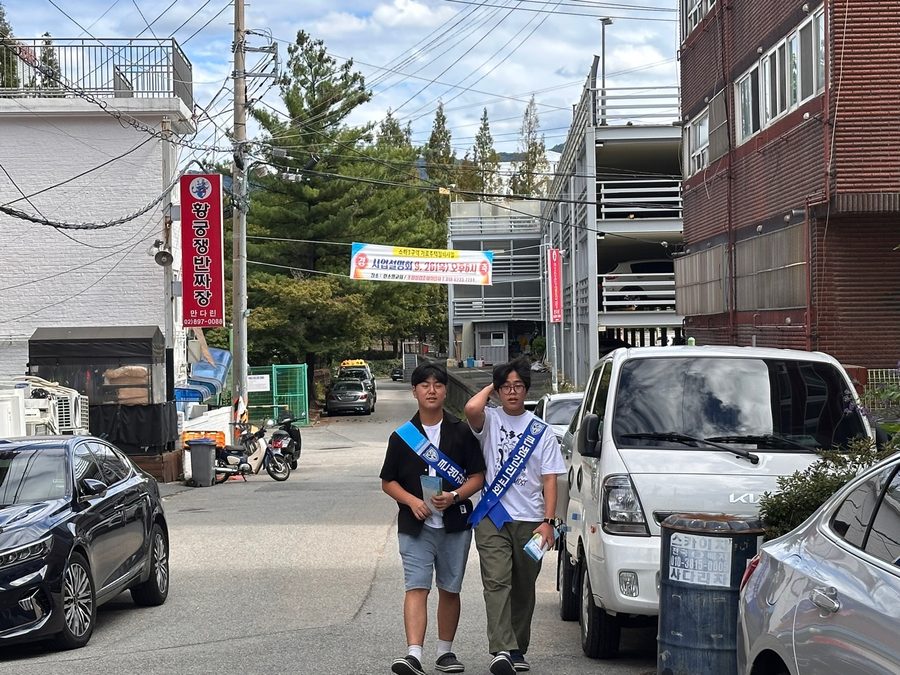 어깨띠를 두르고 거리로 나선 성도들