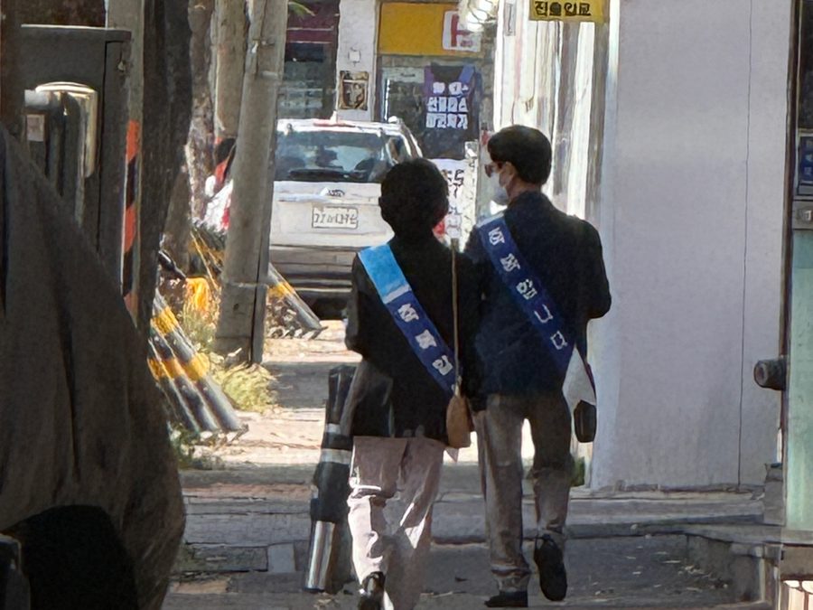 골목길을 걸으며 전하는 발걸음