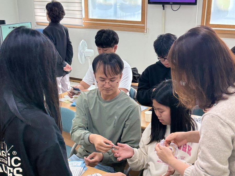 전도지를 함께 준비하는 손길