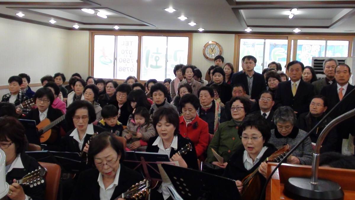 큰샘교회 예배당에 모여 함께 예배하는 성도들